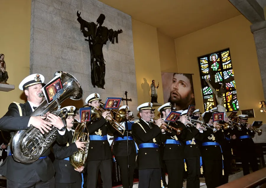 La agrupación con su banderín en el interior de un templo de Oviedo.