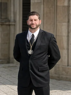 Retrato de Iván Rodríguez Zapico, fundador de la agrupación, con la medalla de la hermandad.