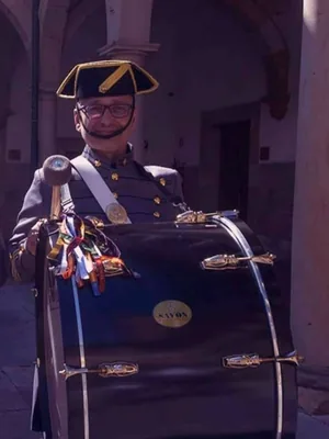 José Antonio Balbona, de uniforme y tricornio, con el bombo de la agrupación.