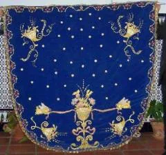 El reverso azul del banderín, bordado en oro con estrellas.