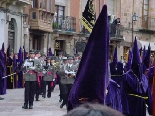 La agrupación formada en el altar mayor de la iglesia de Santa Cristina de la Polvorosa, en Zamora.