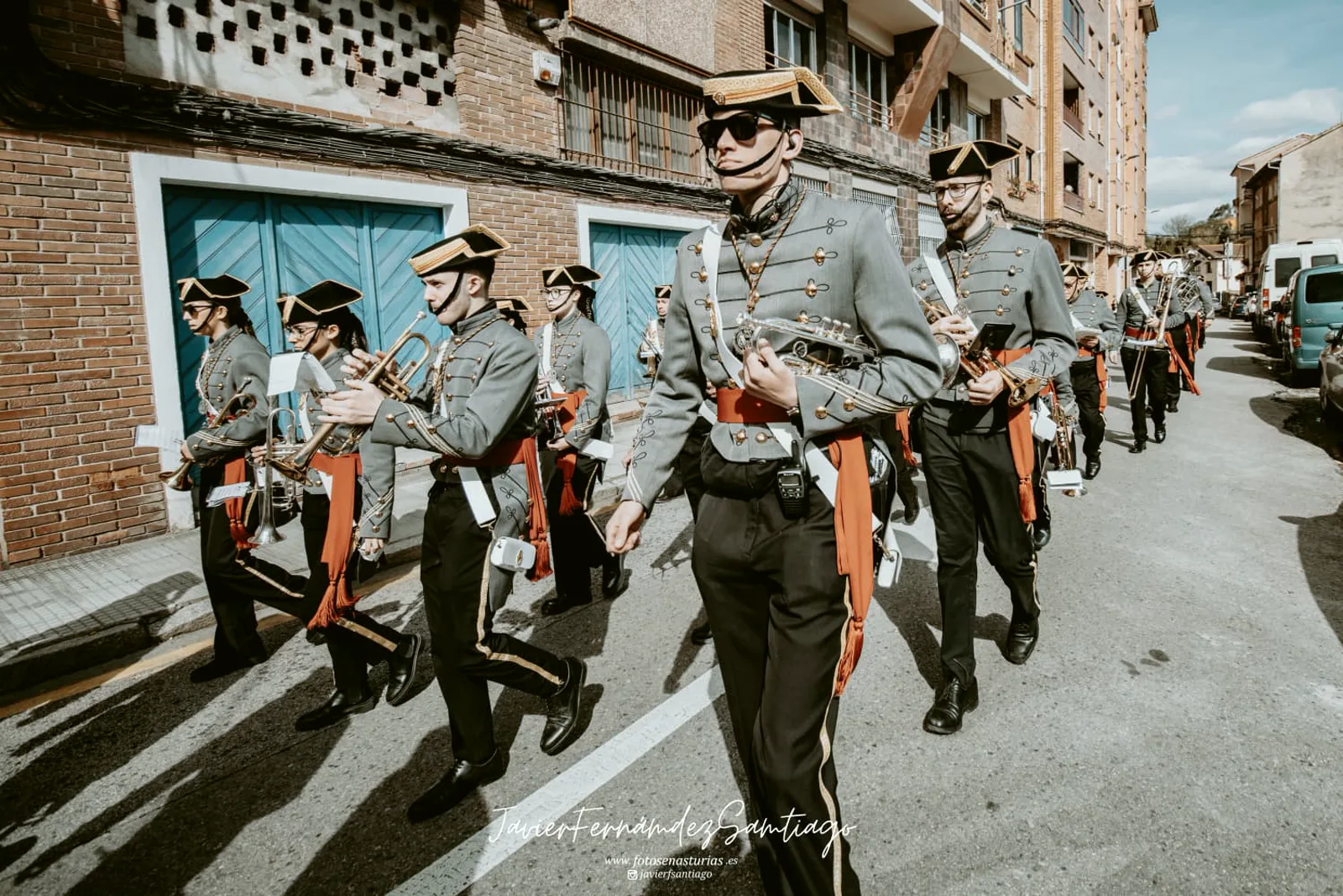 La formación desfila tocando por una calle de Oviedo a plena luz del día.