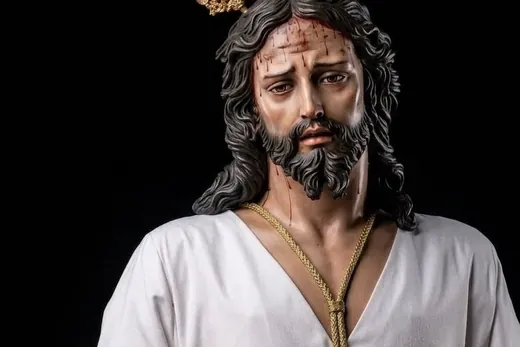 Busto de Nuestro Padre Jesús del Prendimiento, con túnica blanca y corona de espinas.
