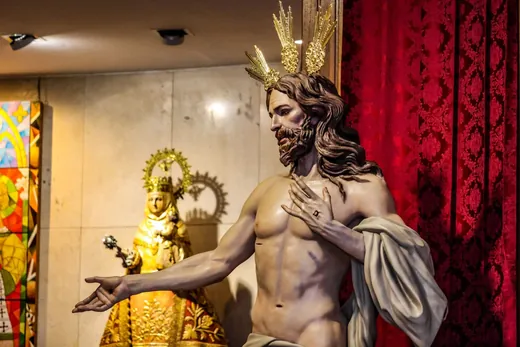 La imagen del Resucitado, con corona de rayos dorados, preparada en su capilla.